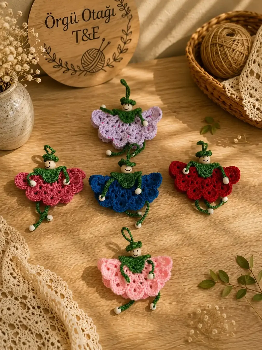 Örgü Otağı El Emeği Amigurumi Figürlü Anahtarlık - Ahşap Detaylı Hediyelik Çanta Süsü